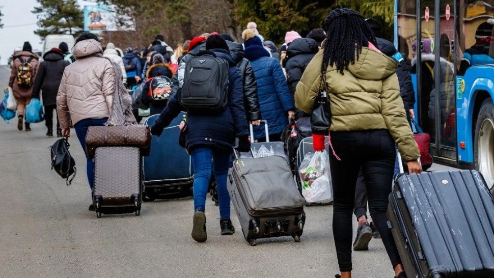Refugiații se întorc, în masă, în Ucraina, la 3 luni după invazia Rusiei - De ce pleacă ucrainenii din țările UE