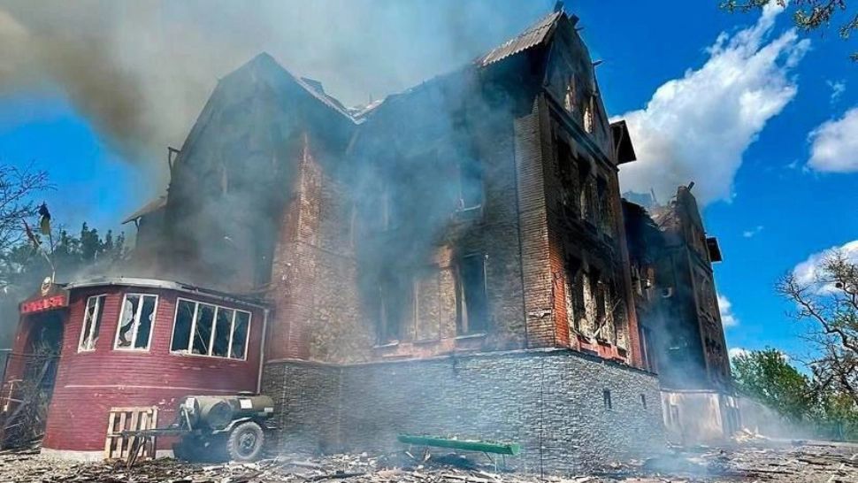 FOTO Una dintre cele mai frumoase școli din Ucraina, distrusă de rachetele rusești: clădirea a fost construită în secolul al XIX-lea