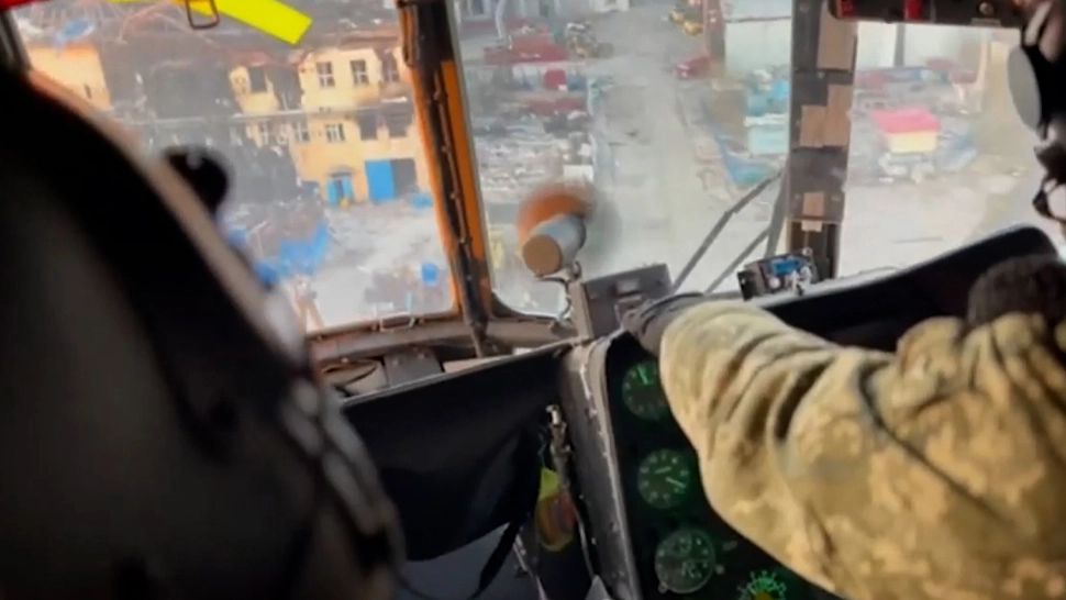 Cum au rezistat civilii și militarii ucraineni în Azovstal în plin asediu al rușilor - Primele imagini cu misiunile secrete de aprovizionare