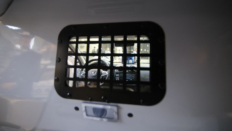 Bărbat bătut în duba poliției - 4 mascați, acuzați de tentativă de omor