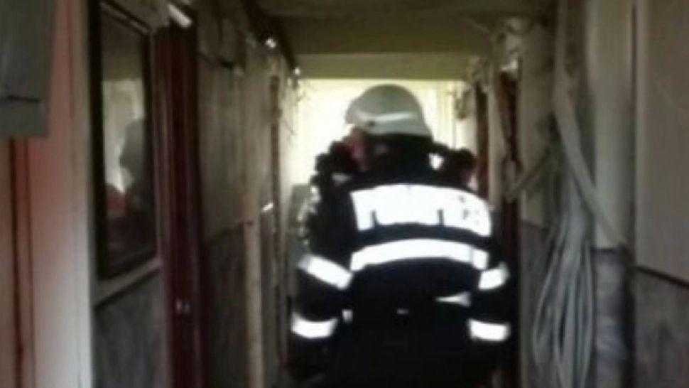 EXPLOZIE într-un bloc de garsoniere! ZECI de oameni, autoevacuați - O femeie a ajuns la spital, cu arsuri grave