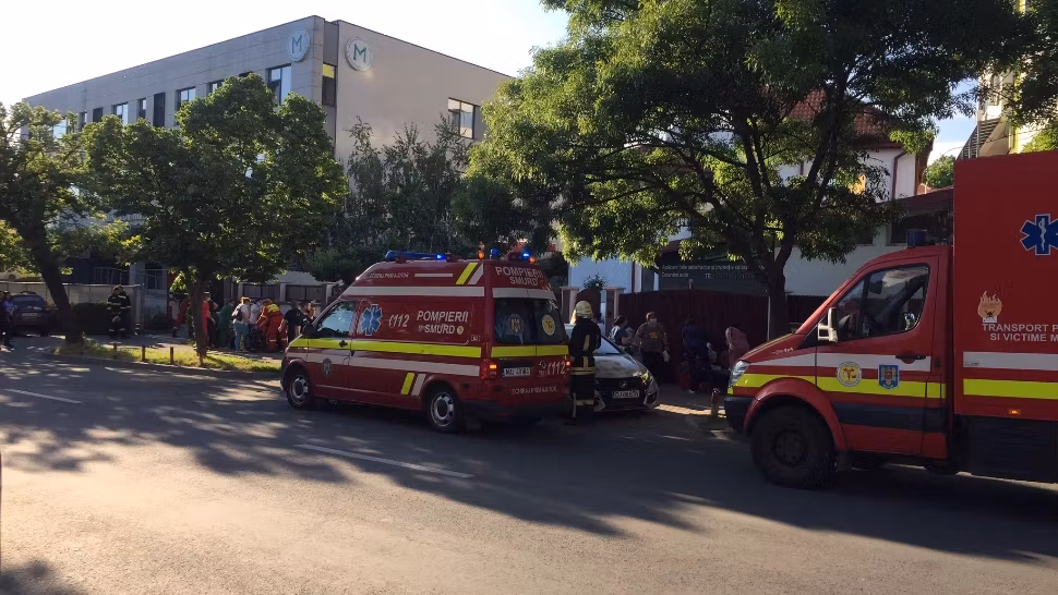 Incendiu într-un centru de dializă din Craiova, zeci de pacienți evacuați - VIDEO