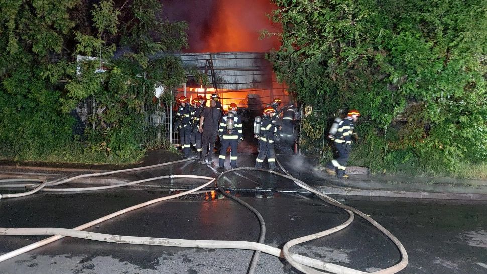 Incendiu la un service auto din Capitală