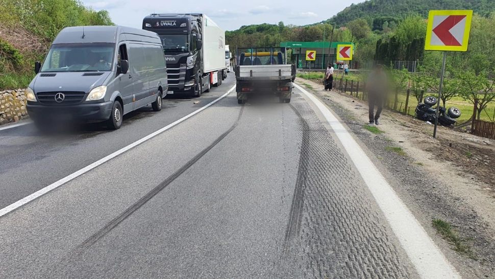 A murit pe loc după ce s-a izbit cu ATV-ul de o dubă. Foto/ISU