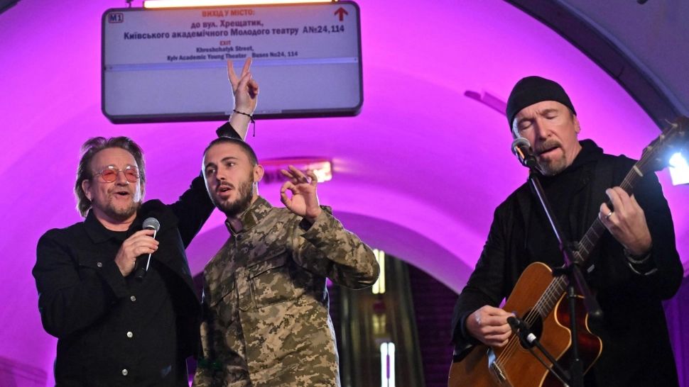 Bono, The Edge și un cântăreț ucrainean, concert în metroul din Kiev. Foto/Captură video