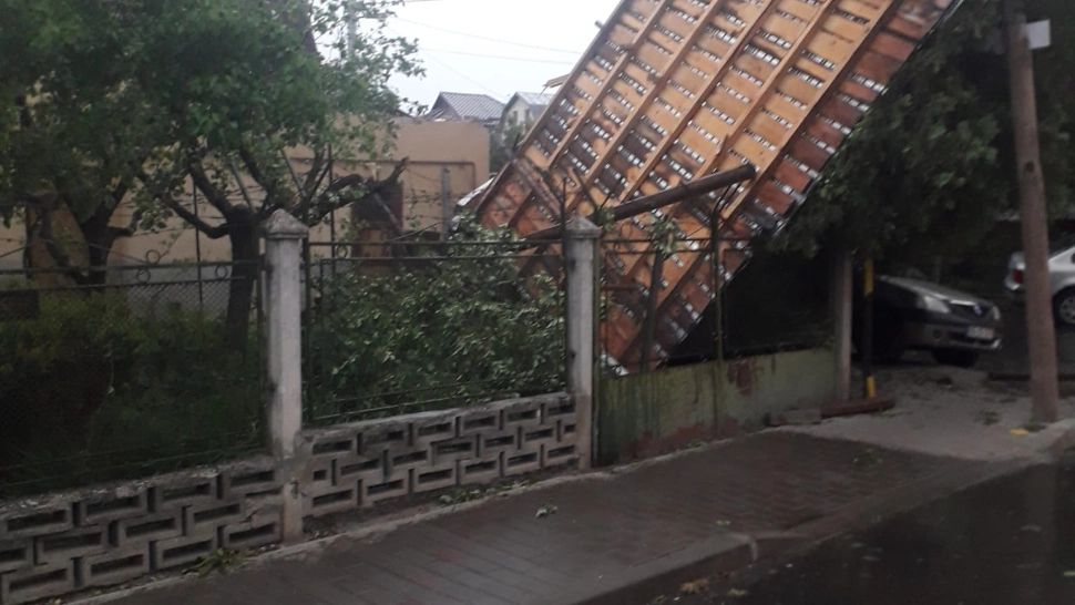 Acoperiș smuls de furtună (Iași)