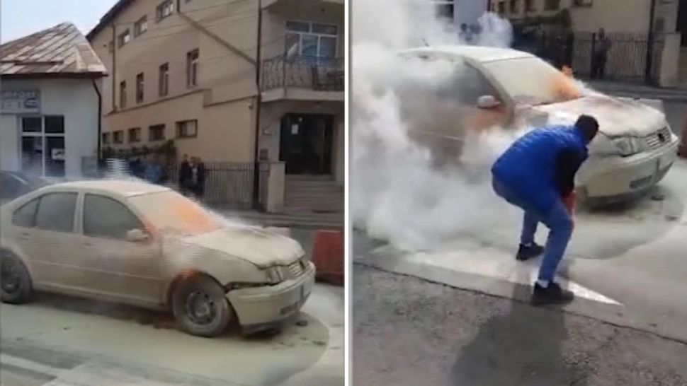 Mașină în flăcări, în mers. Cum a reușit șoferul să se salveze în ultima clipă 