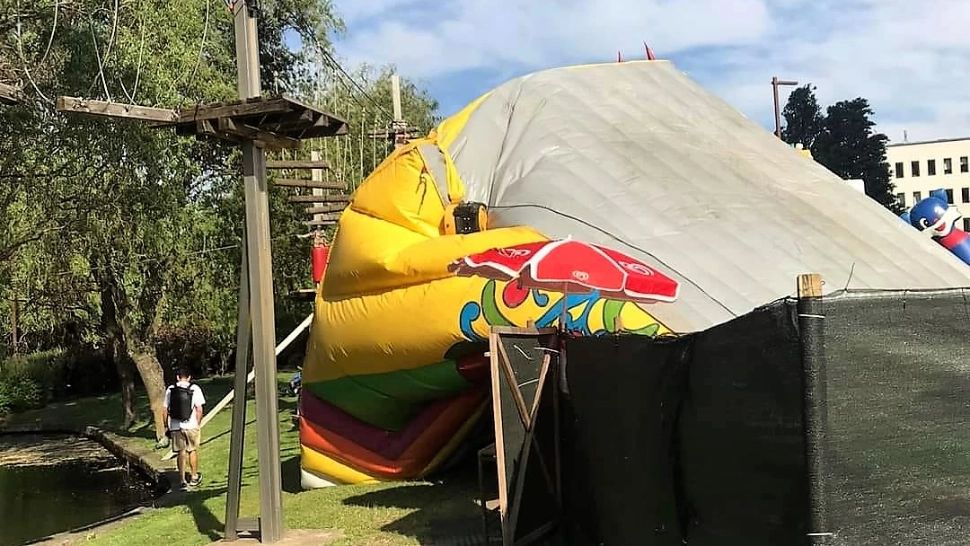 Tobogan răsurnat, în Cluj-Napoca: mai mulți copii au căzut unii peste alții de la înălțime