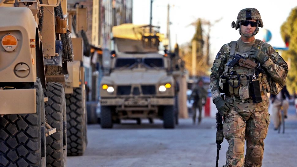 Klaus Iohannis a aprobat trimiterea de trupe în afara țării - Când pot fi trimiși militarii români în Ucraina