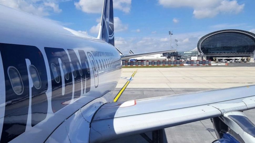 ZECI de români, blocați pe aeroportul din Paris din cauza unor defecțiuni tehnice