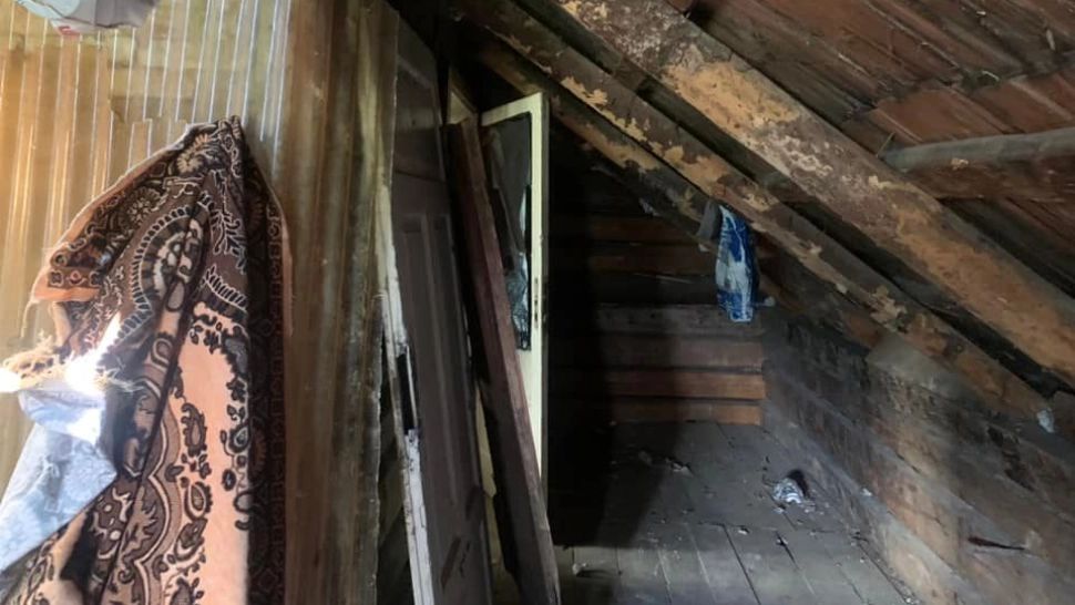 Femeie închisă în-un pod, de aproape 3 ani, în Suceava. "Cel mai revoltător caz de degradare umană" - geamuri bătute în cuie - FOTO