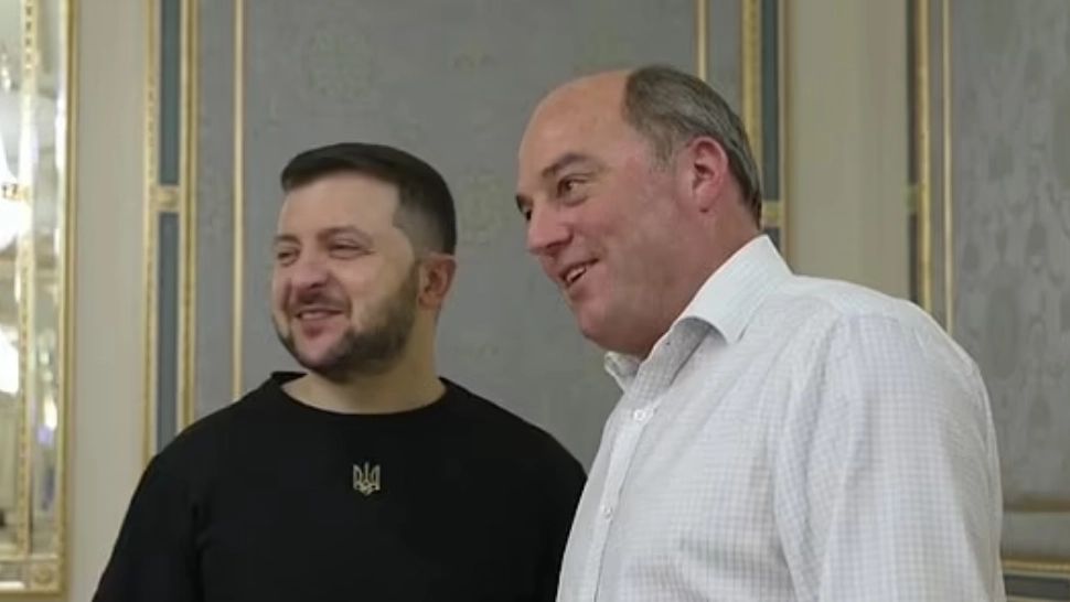 Volodimir Zelenski și Ben Wallace, ministrul britanic al apărării