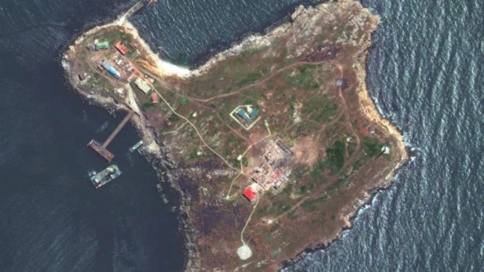 Insula Șerpilor, la 45 de kilometri de România Foto satelit: Maxar