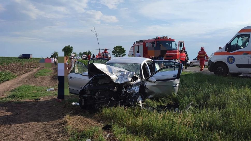 Accident cumplit: un bebeluș și un adult au murit pe loc. Încă 3 persoane, rănite grav