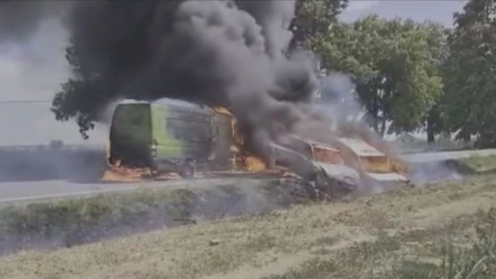 Două mașini și un microbuz au luat FOC după ce s-au ciocnit, în Bihor