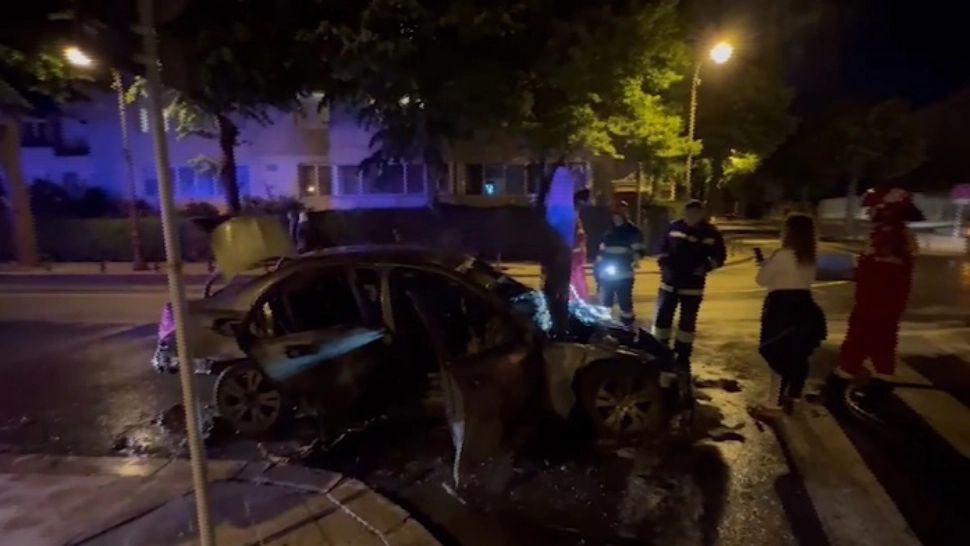 Clipe de panică în Constanța: o mașină a ars ca o torță, în plină stradă - pericol de explozie. VIDEO