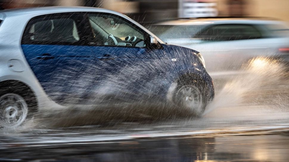 Plouă torențial pe A2. Risc da acvaplanare. Foto.Profimedia