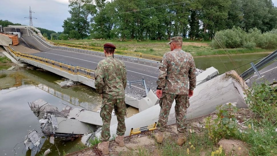 Geniștii au ajuns la podul PRĂBUȘIT din județul Neamț. Militarii vor să facă unul provizoriu - GALERIE FOTO