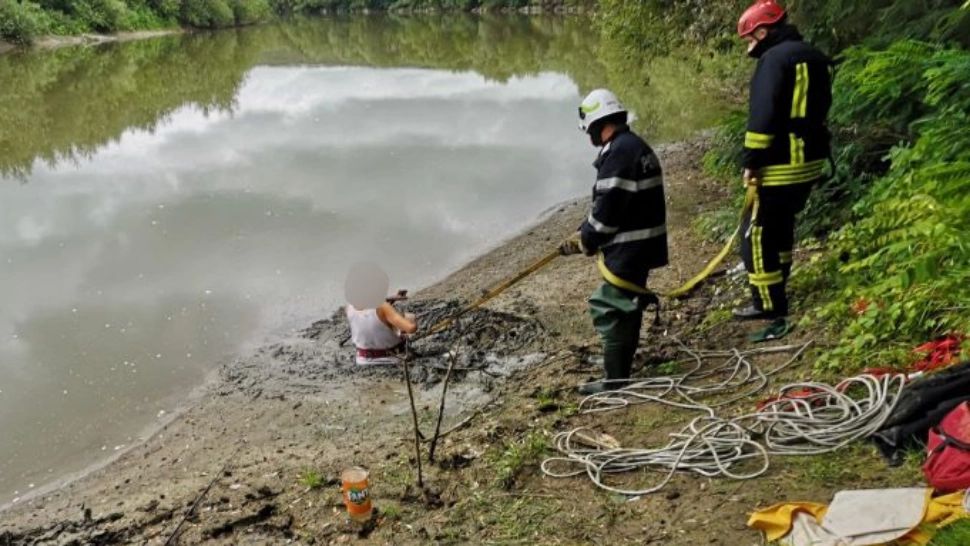 Femeia a rămas blocată în noroi mai mult timp. Foto/ISU Argeș