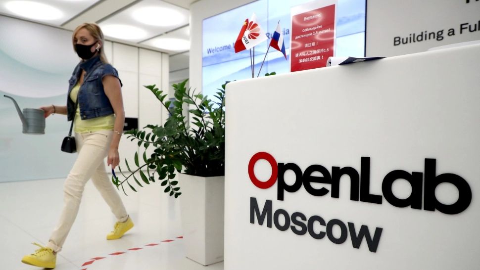 Cel mai mare producător chinez de telefoane părăsește Rusia. Foto/Profimedia