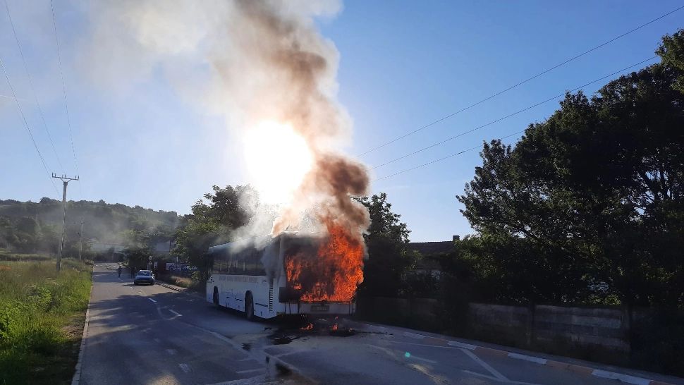 Autobuz în flăcări, în Sibiu: intervenție de urgență a pompierilor - VIDEO