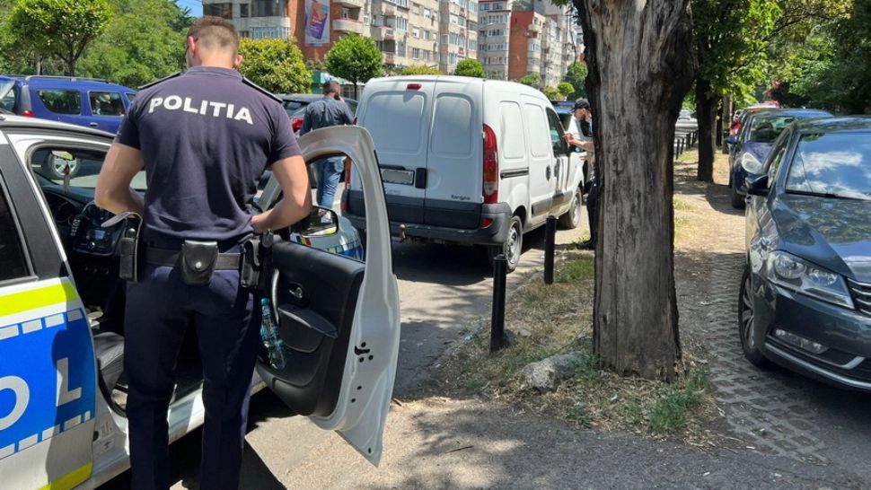 O șoferiță care a parcat neregulamentar s-a blocat în mașină și a amenințat că se sinucide, de frica unui echipaj de poliție 