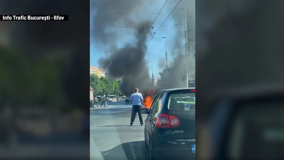 O mașină a luat foc în trafic la Obor