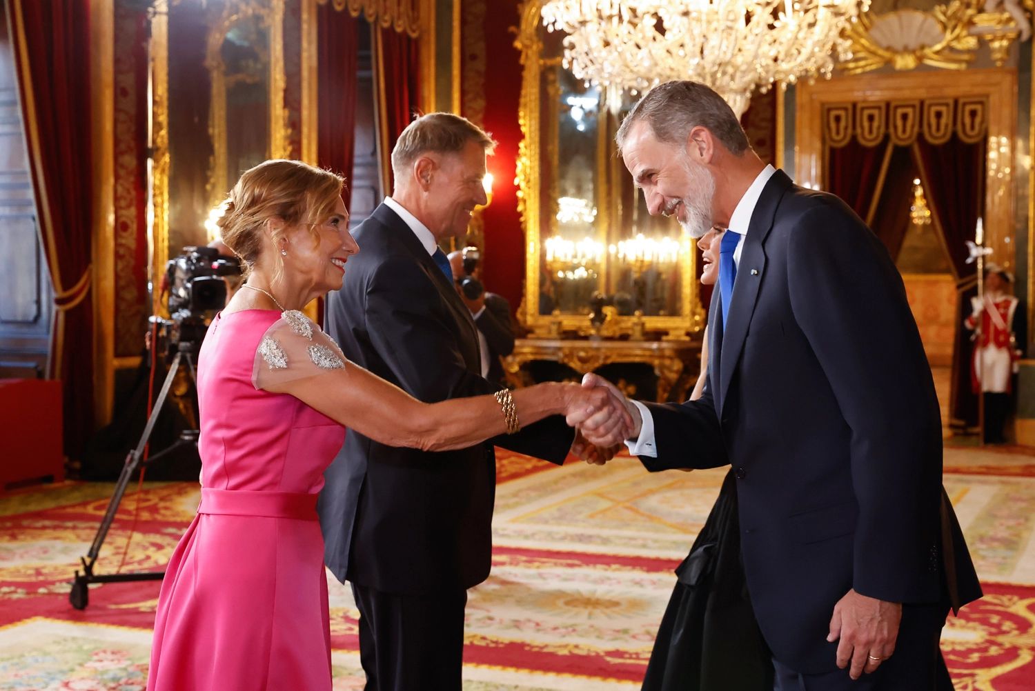 Controversata rochie roz. Cine a îmbrăcat-o pe Carmen Iohannis la dineul de gală de la Palatul Regal din Madrid