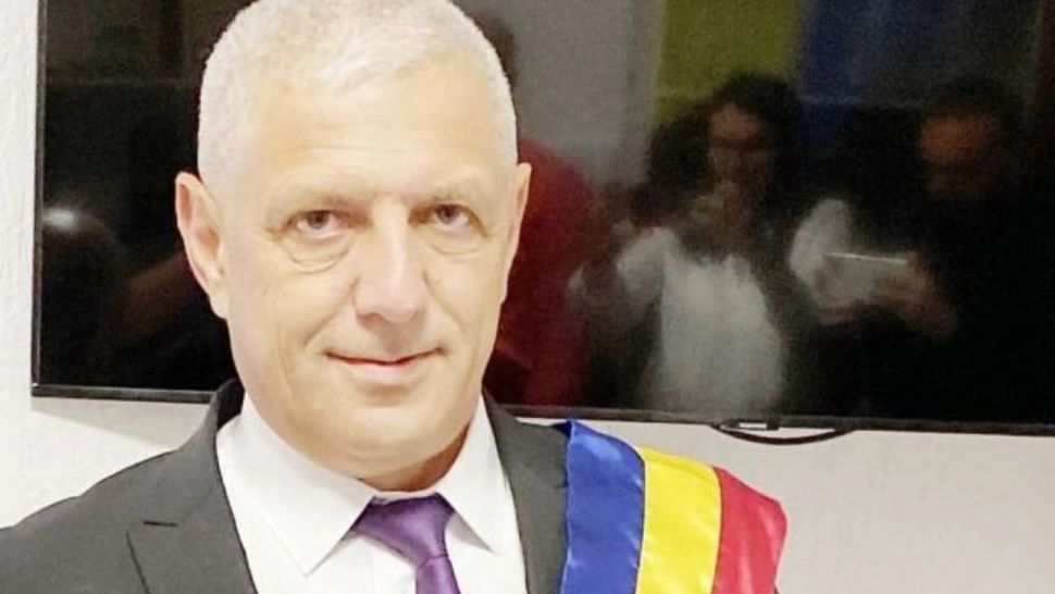 Primarul din Argeș care i-a cerut favoruri sexuale propriei nepoate, la angajare, reținut de mascați