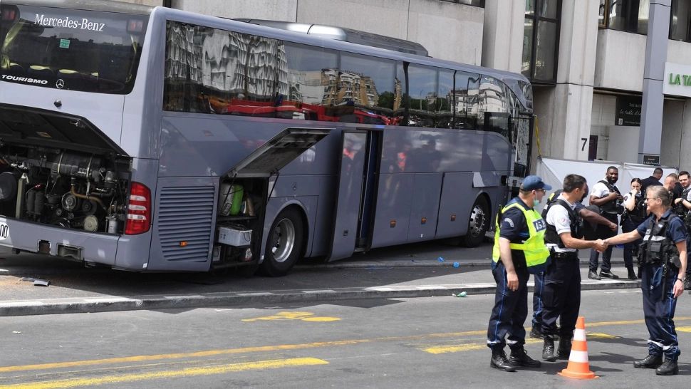 Accident grav la Paris: un mort și 19 răniți, după ce un autobuz a intrat într-o clădire