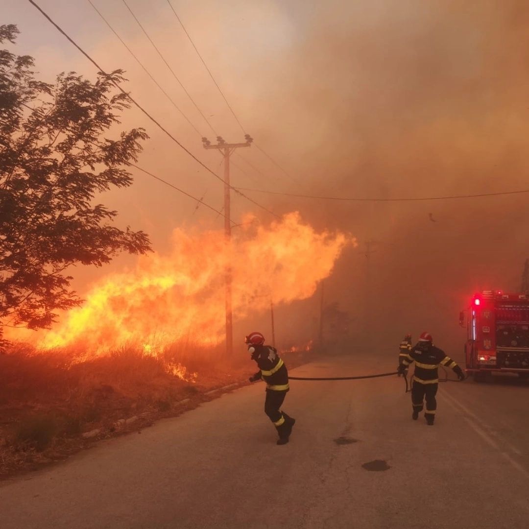 Pompierii români, în misiune în Grecia, pentru stingerea incendiilor din apropierea capitalei Atena Foto: IGSU