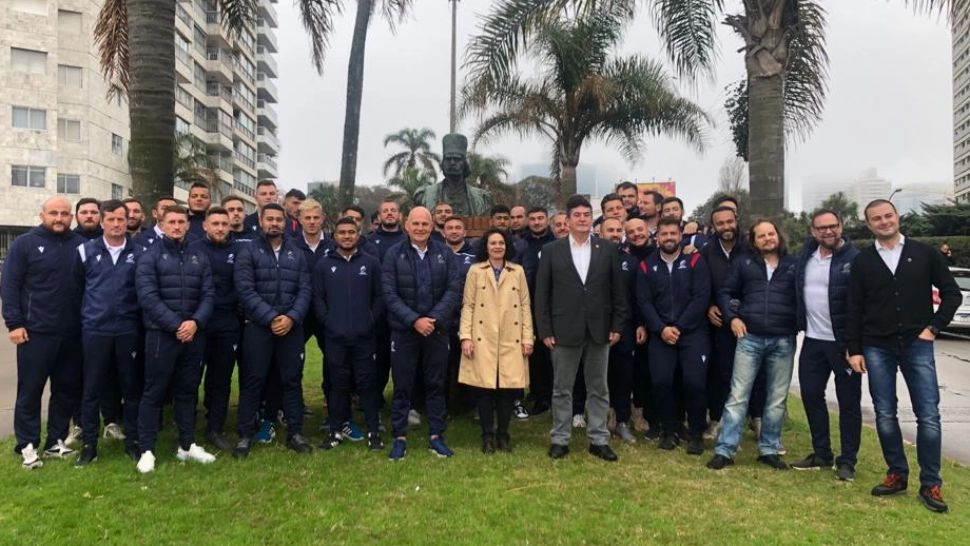 News UMPMV – Președintele UMPMV, gl.(r) Gabriel Oprea, la statuia lui Tudor Vladimirescu din Montevideo, alături de naționala de rugby a României și doamna Ambasador Ana Voicu