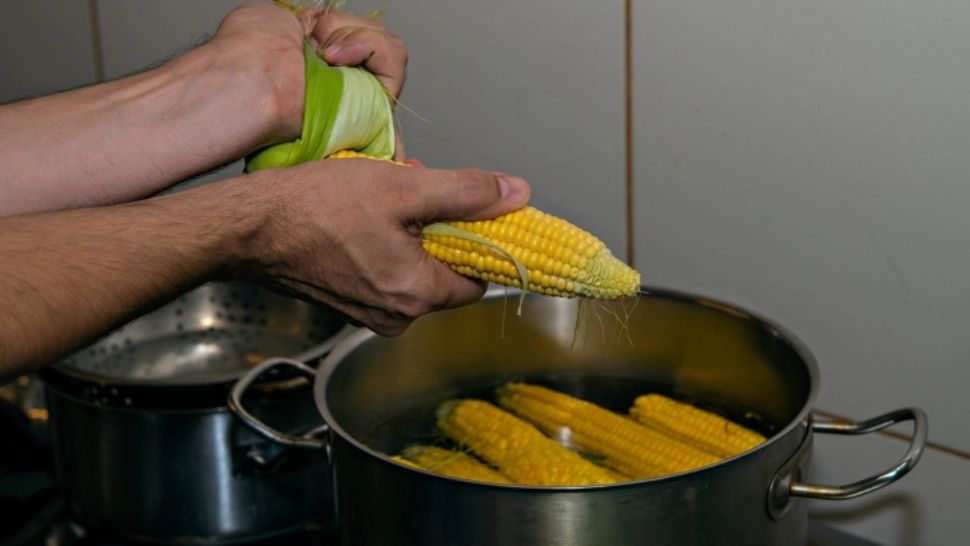 Ce se întâmplă în corpul tău dacă mănânci porumb fiert în fiecare zi, timp de o lună