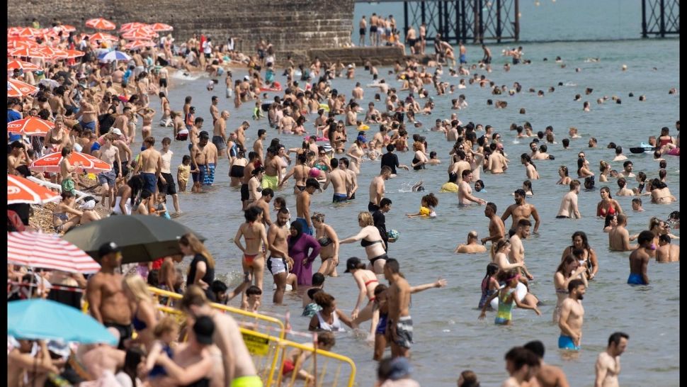 Britanicii fac față cu greu valului de căldură. Foto/Profimedia