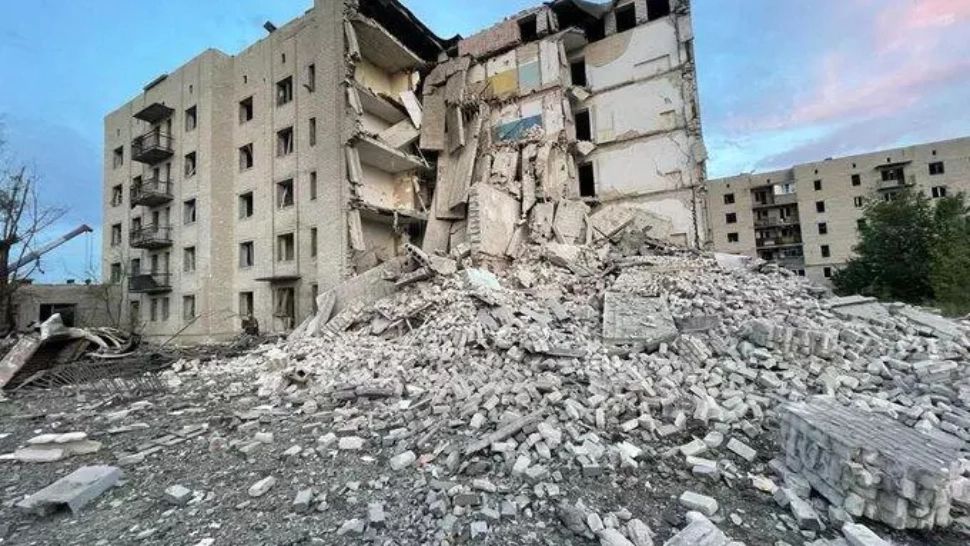 Rușii au lovit cu rachete Uragan un bloc de 5 etaje din Donețk. Cel puțin 6 morți și zeci de oameni sub ruine