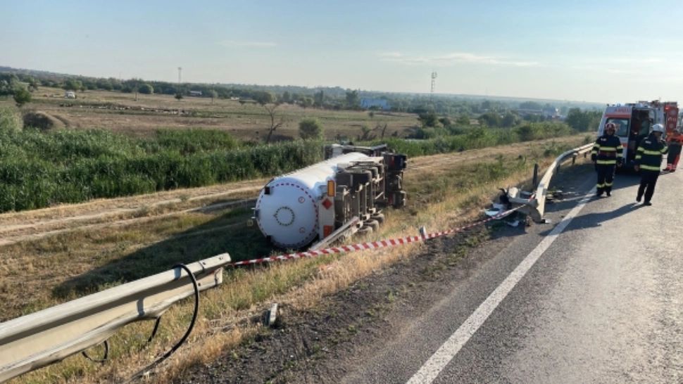 O cisternă încărcată cu GPL s-a răsturnat, după ce șoferului i s-a făcut rău