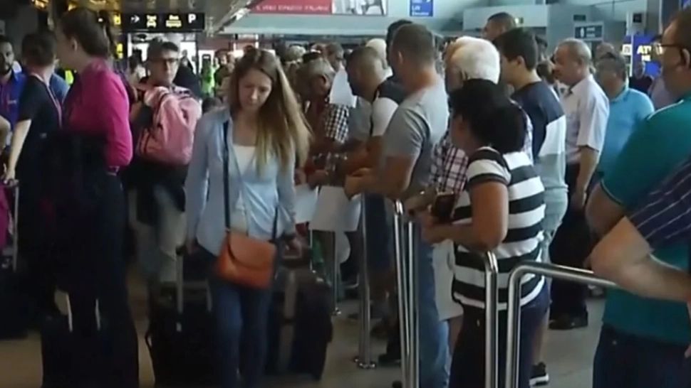 HAOS pe aeroport | Peste 700 de curse anulate și întârziate într-o săptămână - SUTE de mii de oameni afectați
