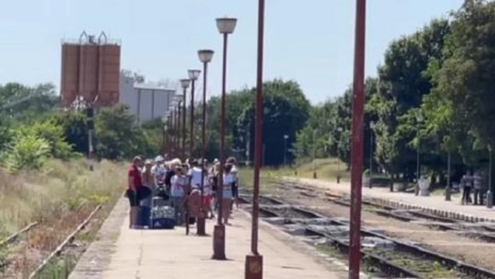 Bătaie de joc în gara din EFORIE. Sute de turiști, nevoiți să aștepte în arșița cumplită - VIDEO
