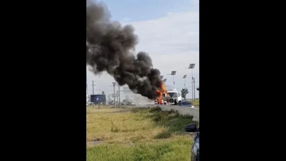 TIR în flăcări, pe Centura Ploieștiului - Intervenție urgentă a pompierilor