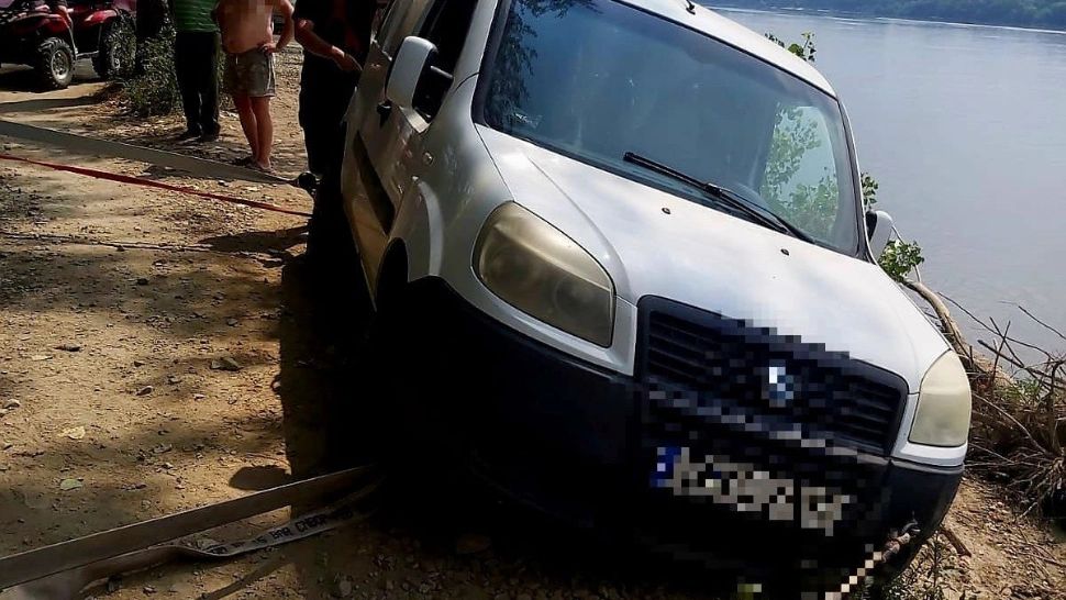 A scăpat ca prin urechile acului. A fost la un pas să cadă în Dunăre cu mașina