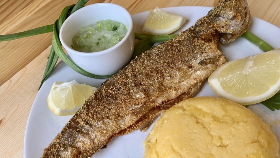 Peste prajit cu mujdei si mamaliga