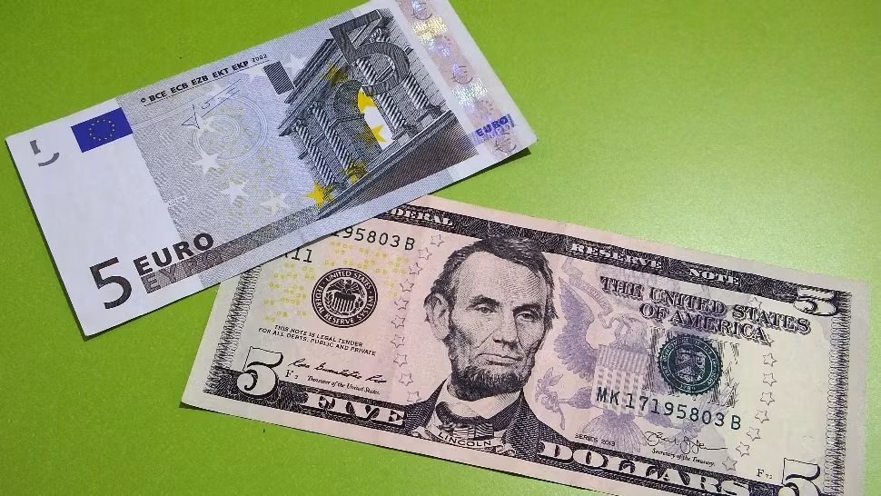 Euro vs. dolar (Profimedia)
