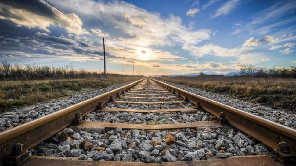 Un tren a agăţat firele unui stâlp doborât de un TIR, în stațiunea Călimănești: 7 victime - VIDEO