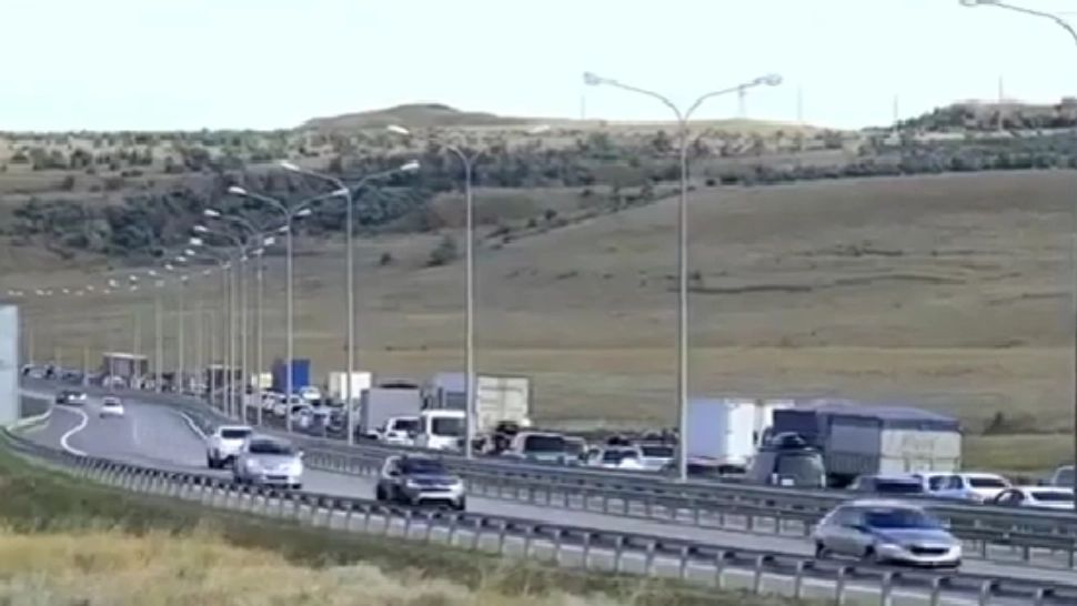 Cozi kilomometrice în Crimeea/ Captură video Twitter