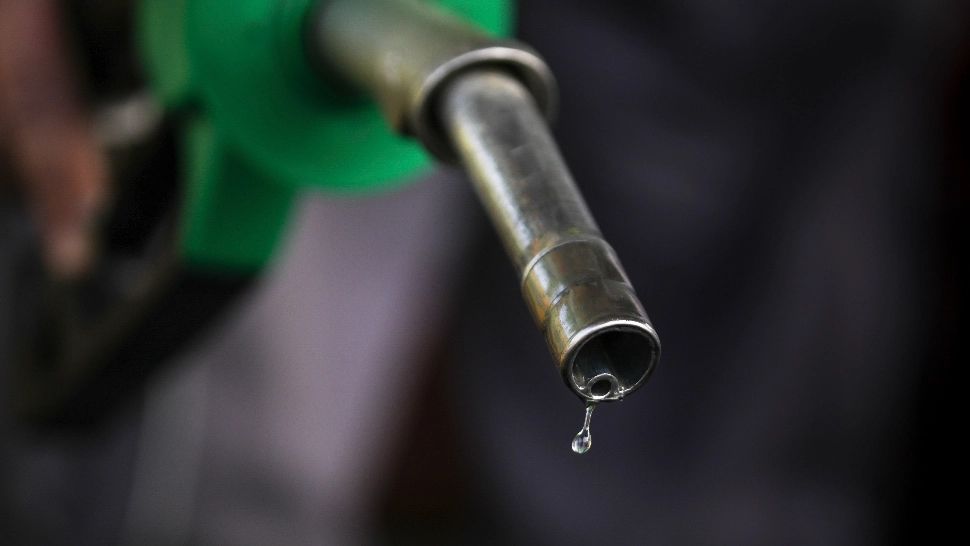 VIDEO | Petrolul se ieftinește, benzina rămâne scumpă foc