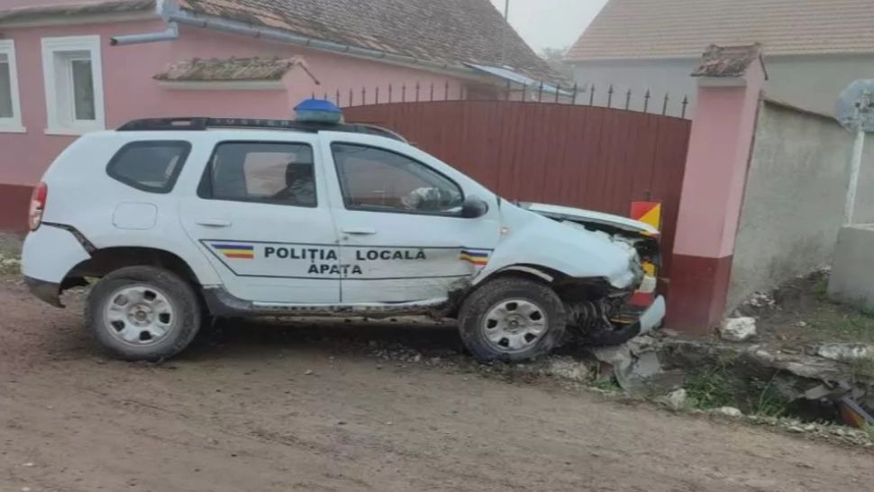 Un adolescent beat și fără permis a furat mașina poliției și s-a răsturnat cu ea