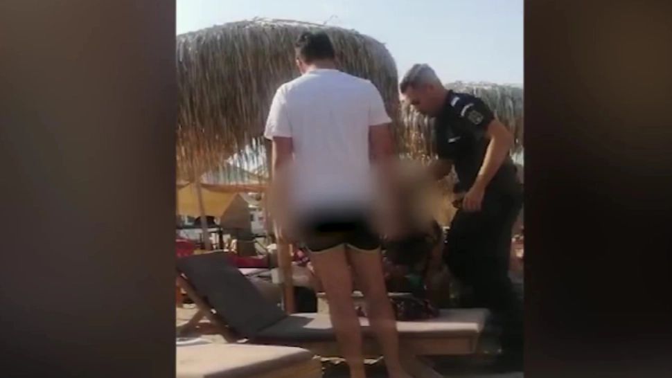 Tineri verificați pe plajă/ Captură video