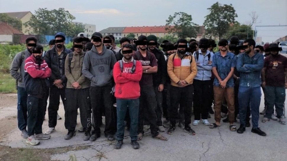 Zeci de migranţi, depistaţi în clădirea dezafectată a fabricii Elba