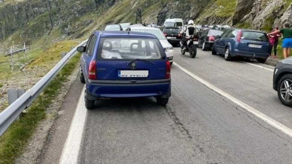 HAOS pe Transfăgărășan. Unii șoferi au blocat traficul, alții au vandalizat indicatoare rutiere
