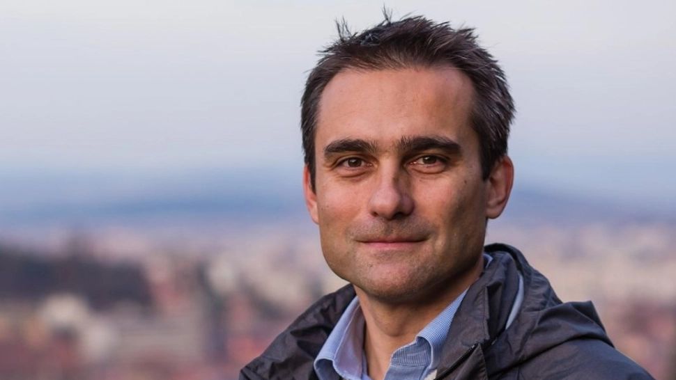 SCANDAL între USR și PNL, la Brașov - Allen Coliban a închis primăria și a blocat accesul liberalilor